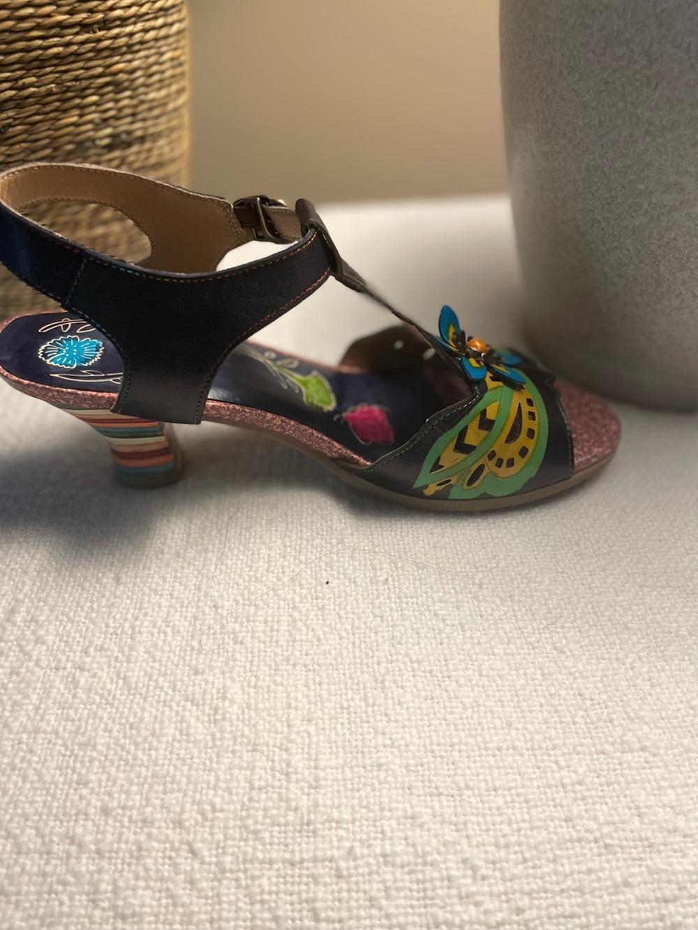 Socofy Black Multicolor Floral-Accent Women's T-Strap Leather Sandal